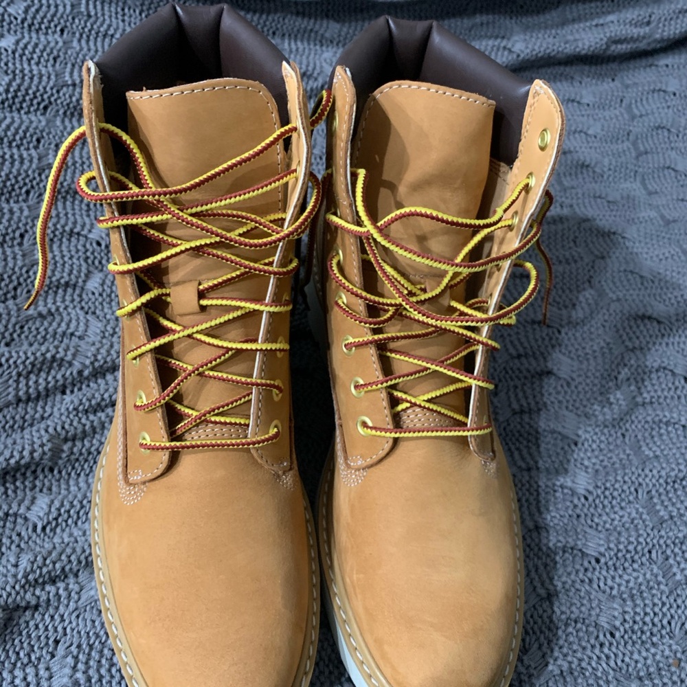 BRAND NEW NEVER WORN Timberland boots (women's)